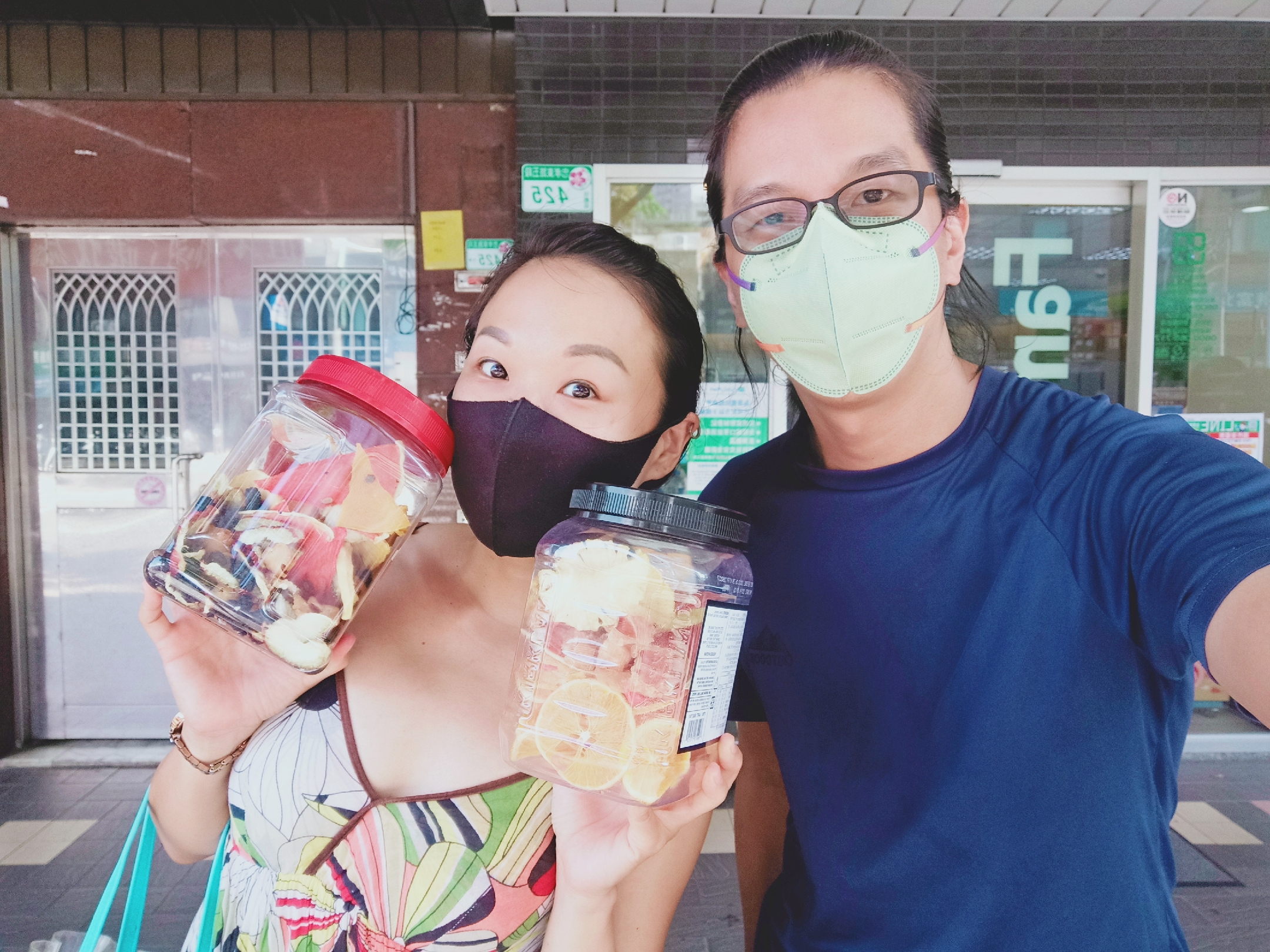 顧客自備容器與哈芒狗碰面裝取果乾